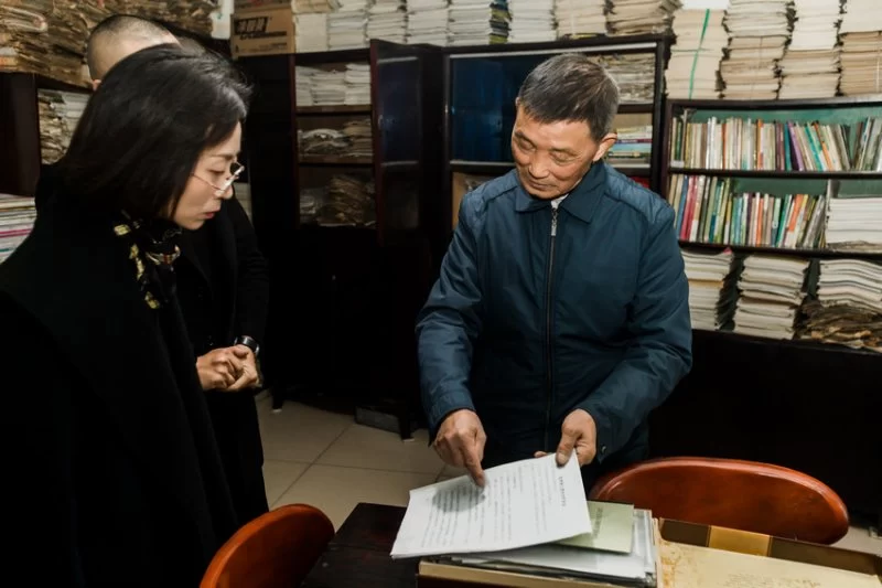 一等伤残军人张仲安,在2008年那场震撼人心的5·12大地震中,他拥有的厂房遭受地质滑坡而全面倒塌,所有机械设备被掩埋损毁,导致张仲安背负起高达三千多万元的巨额债务。这场突如其来的灾难使得他从人生的巅峰骤然跌落至低谷,陷入极度困顿的境地。然而,这位坚韧不拔的老战士始终未曾向困难低头,又以十四载的坚韧不屈、艰苦奋斗,最终分毫不差地偿还了所有债务。 他的这种面对突发灾难的无畏精神,以及在逆(图1) 残躯铸铁骨,巨债砺丹心!张仲安14载再次谱写逆境重生的壮丽诗篇(图1)