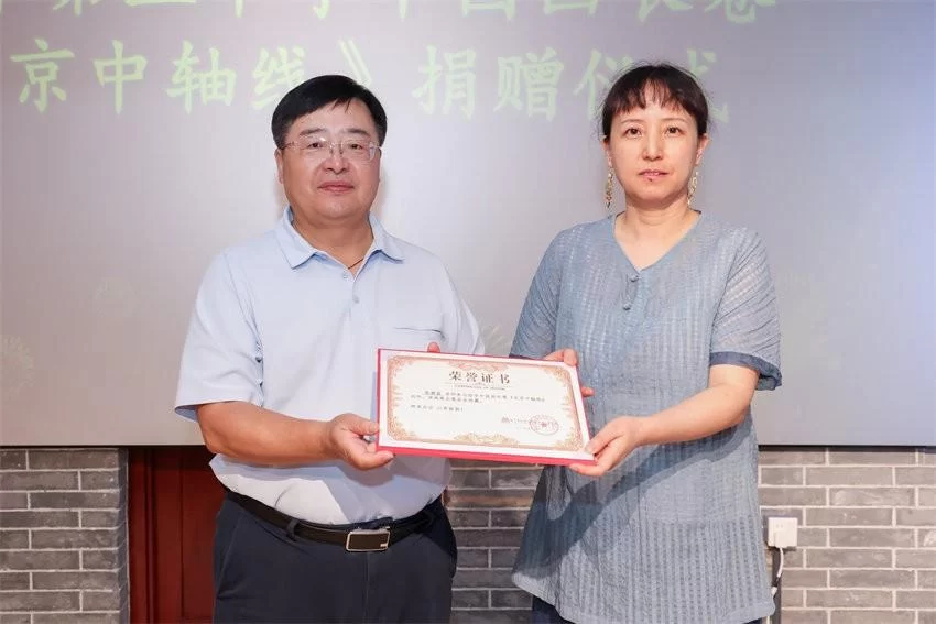 北京三中50名学生手绘中国画长卷《北京中轴线》由北京中轴线基金会收藏(图7) 北京三中50名学生手绘中国画长卷《北京中轴线》由北京中轴线基金会收藏(图7)