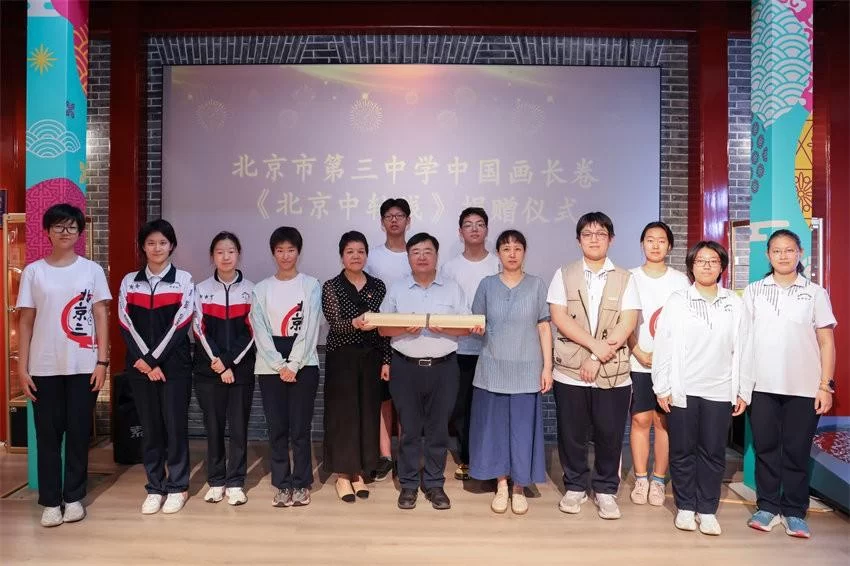 北京三中50名学生手绘中国画长卷《北京中轴线》由北京中轴线基金会收藏(图8) 北京三中50名学生手绘中国画长卷《北京中轴线》由北京中轴线基金会收藏(图8)