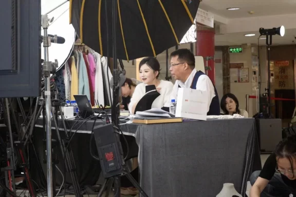 蜜蜂心愿社携手红桥国际珍珠文化节,共绘直播新篇章(图2) 蜜蜂心愿社携手红桥国际珍珠文化节,共绘直播新篇章(图2)