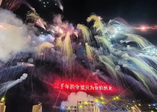 赏胡杨林观歌舞秀,金秋额济纳以文化演艺激活文旅新生态(图1) 赏胡杨林观歌舞秀,金秋额济纳以文化演艺激活文旅新生态(图1)