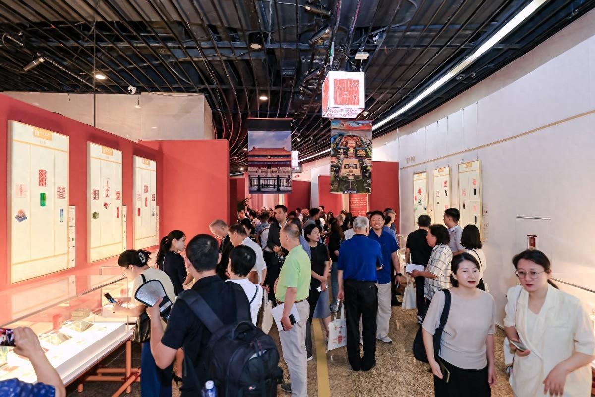 “印记北京中轴线——大众篆刻作品展”巡展启动暨公益赠书举办