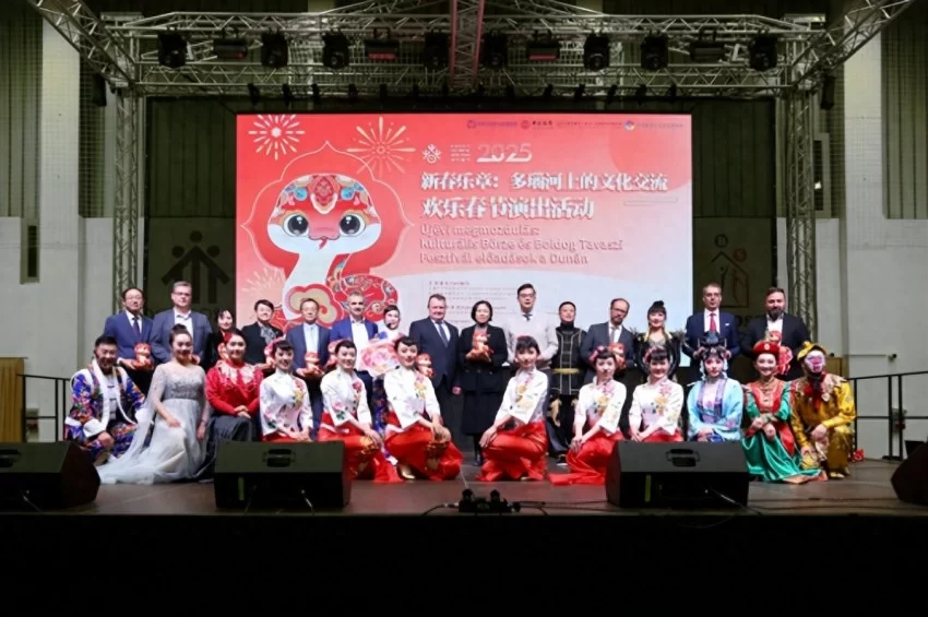 新春乐章唱响多瑙河畔——2025年欢乐春节演出活动在匈牙利卡辛茨巴茨卡市举办(图1) 新春乐章唱响多瑙河畔——2025年欢乐春节演出活动在匈牙利卡辛茨巴茨卡市举办(图1)