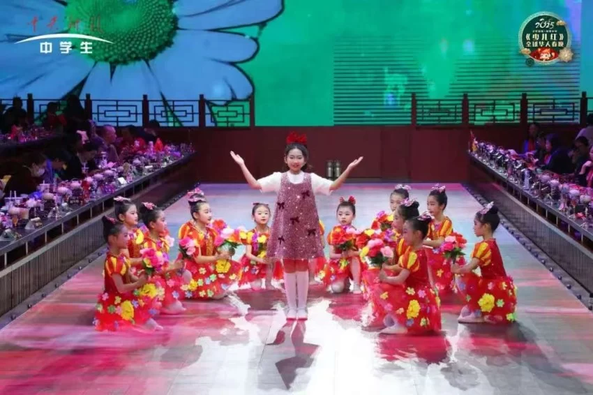 中央新影中学生频道2025《少儿红》华人春晚圆满收官(图7) 中央新影中学生频道2025《少儿红》华人春晚圆满收官(图7)