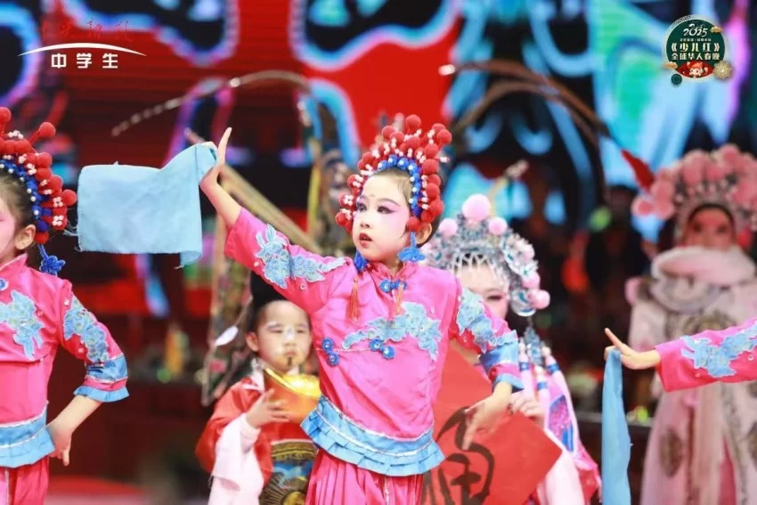 中央新影中学生频道2025《少儿红》华人春晚圆满收官(图5) 中央新影中学生频道2025《少儿红》华人春晚圆满收官(图5)