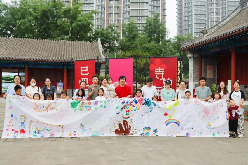 拓龙舟、缝香囊、逛市集，回龙观邻里共聚传递端午暖意(图2)