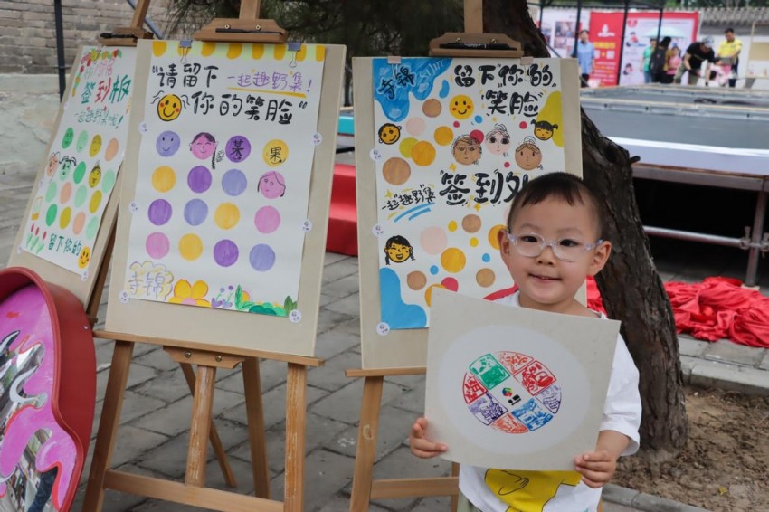 拓龙舟、缝香囊、逛市集，回龙观邻里共聚传递端午暖意(图3)