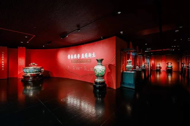 “景泰流芳 蓝韵新生” 景泰蓝传承与创新艺术展在国家大剧院开幕(图1) “景泰流芳 蓝韵新生” 景泰蓝传承与创新艺术展在国家大剧院开幕(图1)