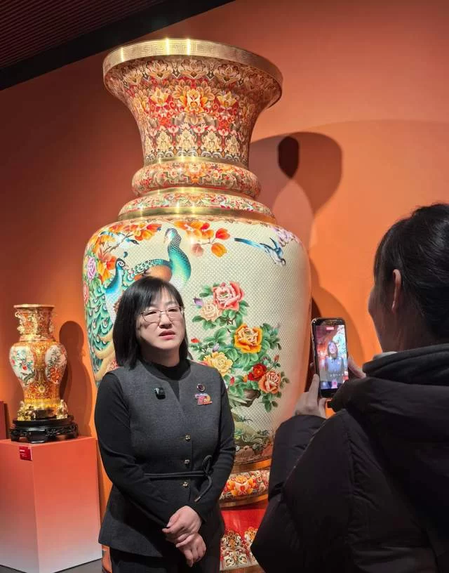 “景泰流芳 蓝韵新生” 景泰蓝传承与创新艺术展在国家大剧院开幕(图15) “景泰流芳 蓝韵新生” 景泰蓝传承与创新艺术展在国家大剧院开幕(图15)